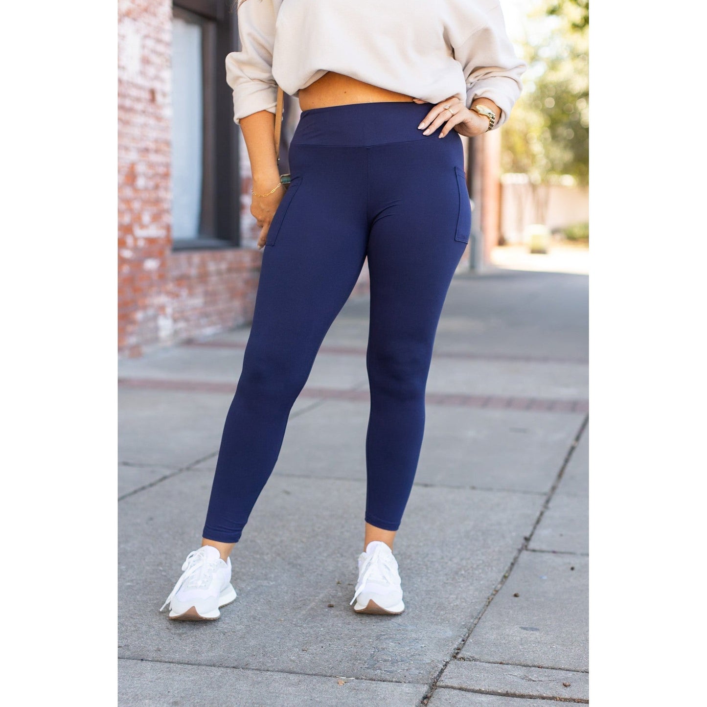 Julia Rose The Nyla navy full-length leggings with pockets, Women wearing navy pocket leggings