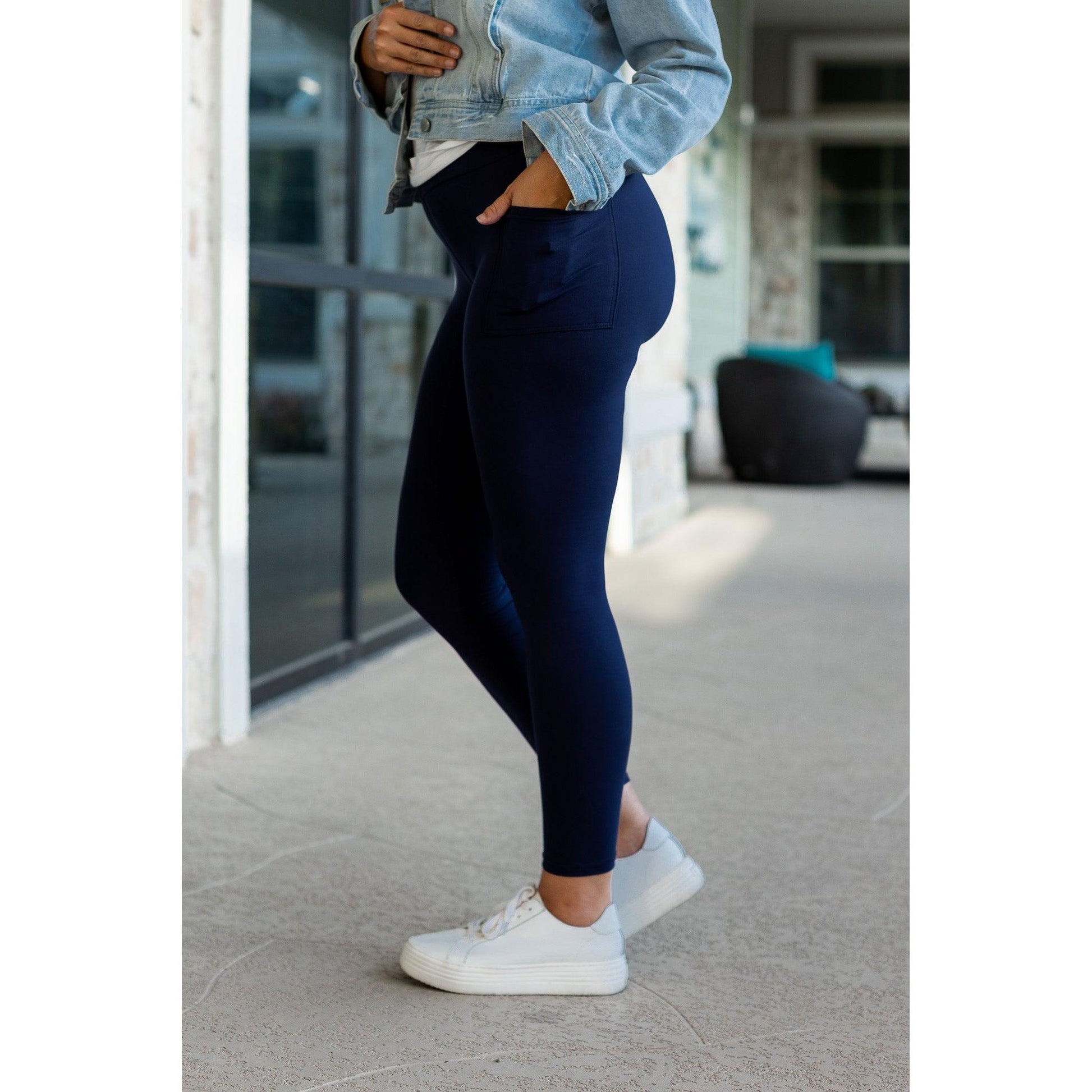 Julia Rose The Nyla navy full-length leggings with pockets, Women wearing navy pocket leggings