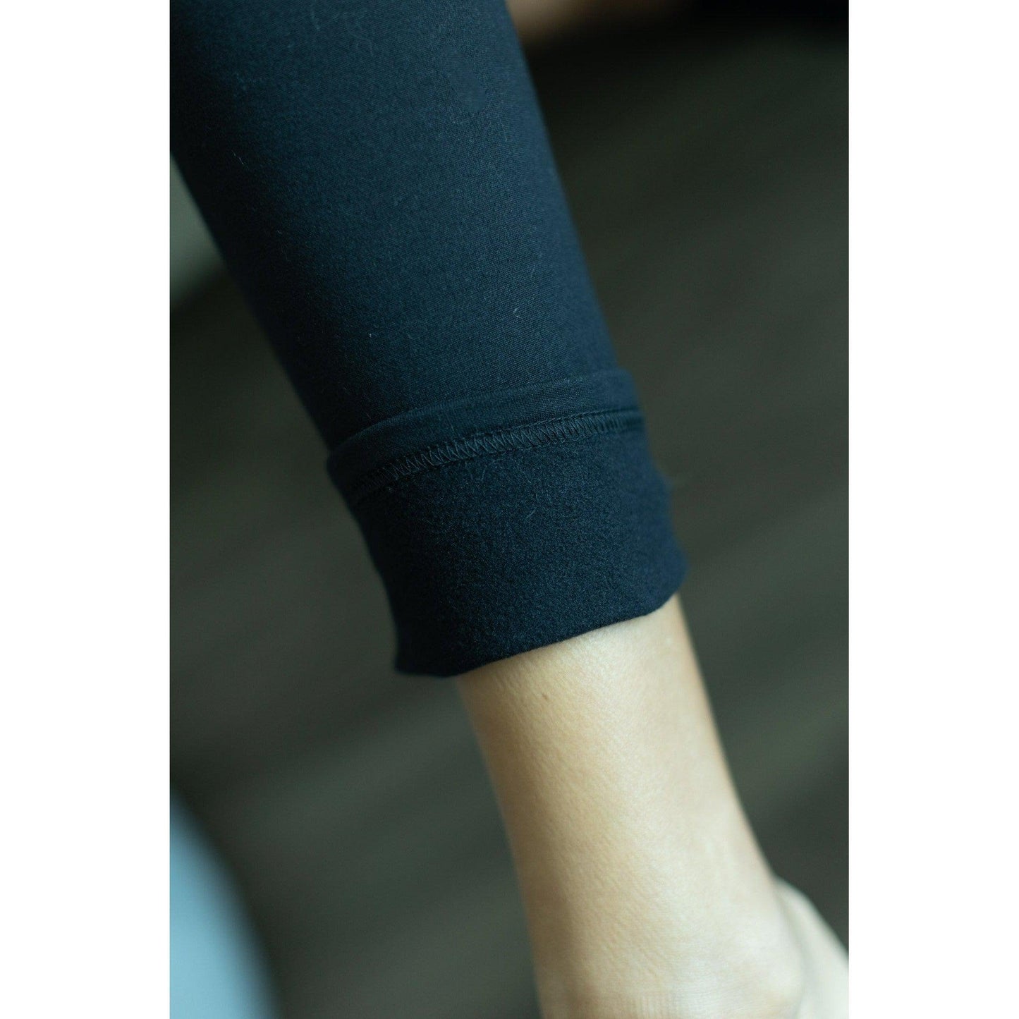 Julia Rose The Lilla black fleece full-length leggings with pockets, Women wearing black fleece-lined leggings with side pockets
