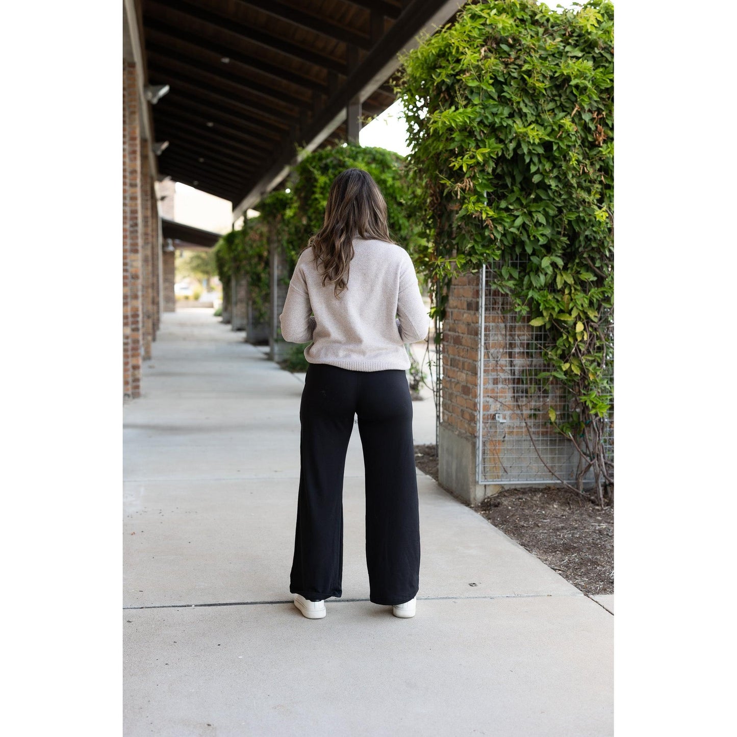 Jenna Comfy Wide Leg Fleece Pants with pockets and drawstring waist
Buttery soft wide leg fleece pants for women by Julia Rose